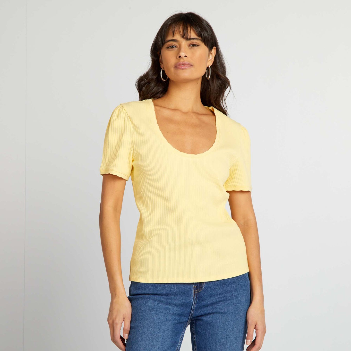 T-shirt c tel col plongeant Jaune p le