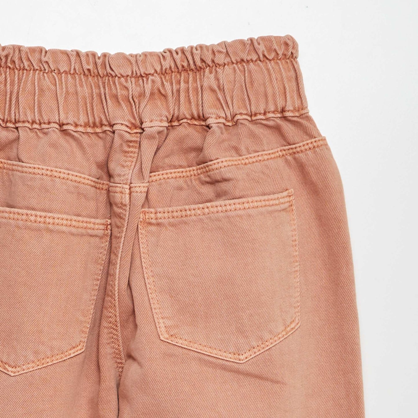 Pantalon twill volantée à la ceinture rose
