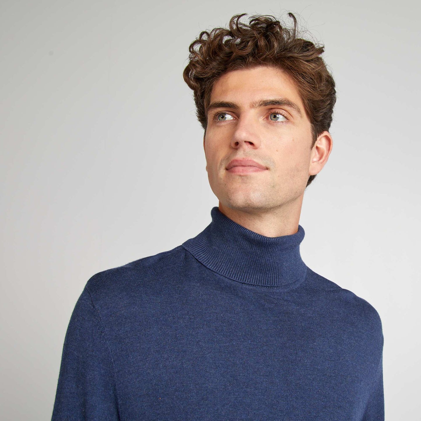 Pull col roulé en maille fine Bleu