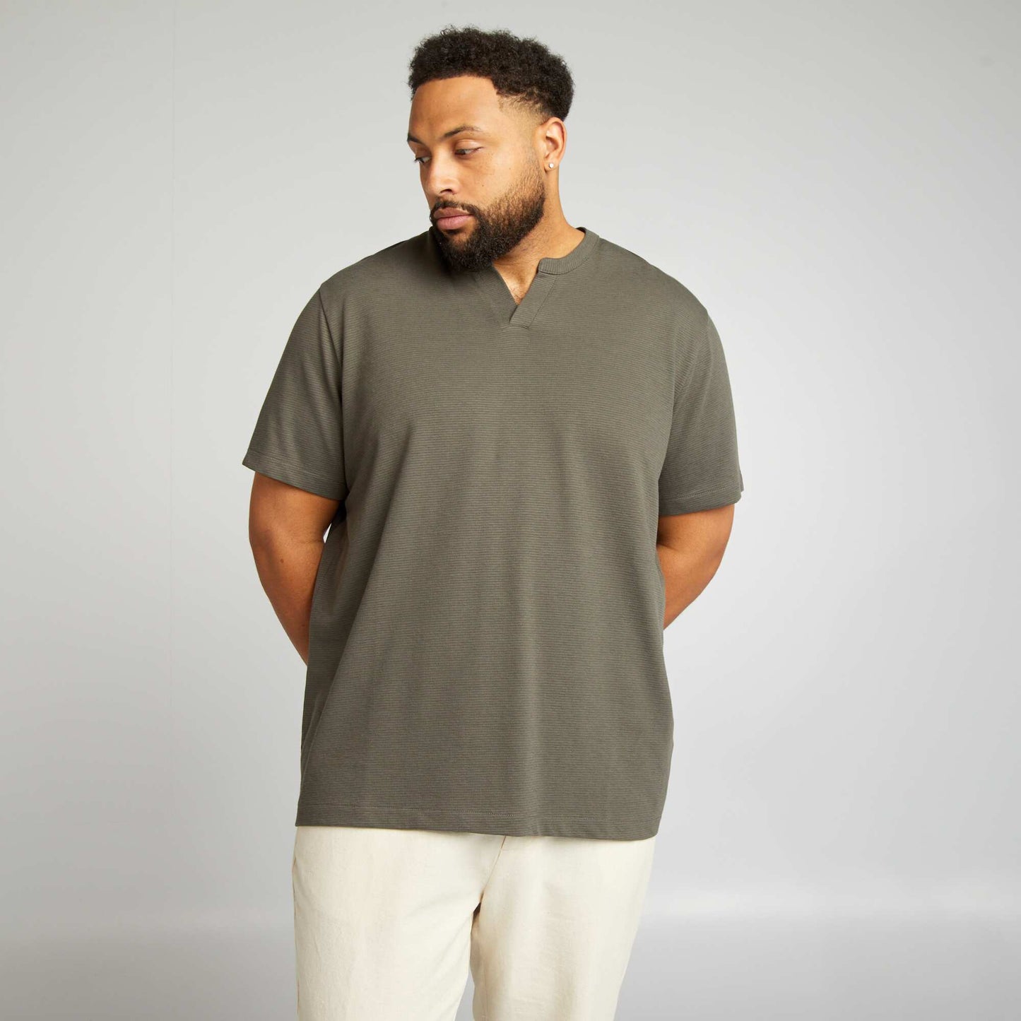 T-shirt col mao et ouverture V Kaki