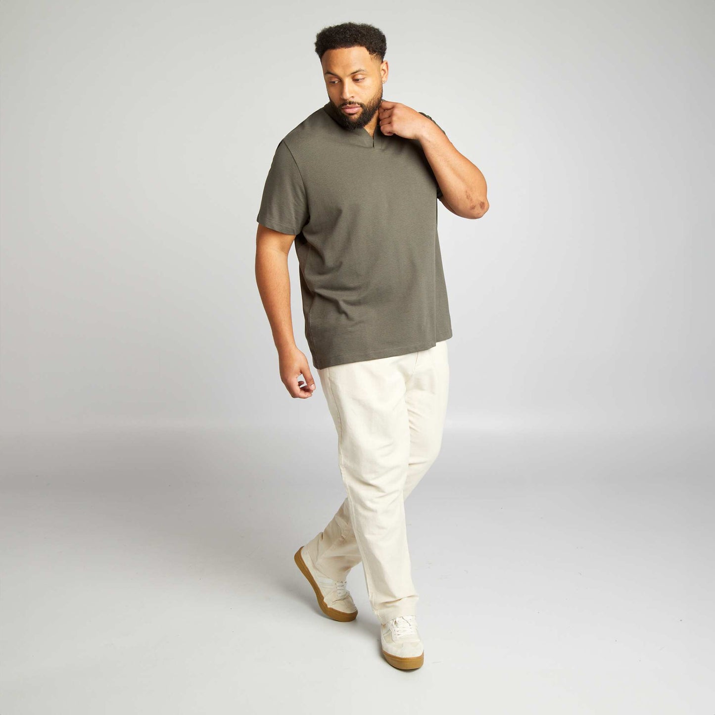 T-shirt col mao et ouverture V Kaki