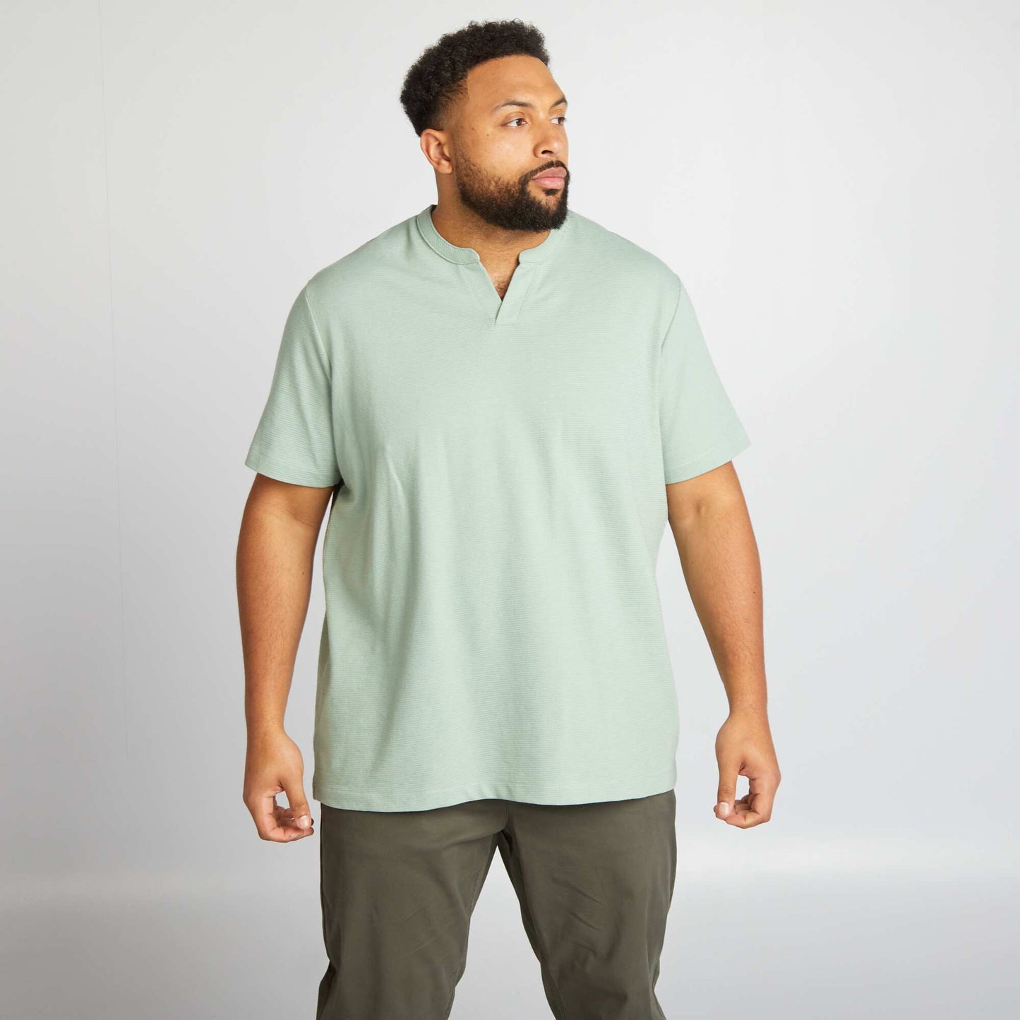 T-shirt col mao et ouverture V Vert