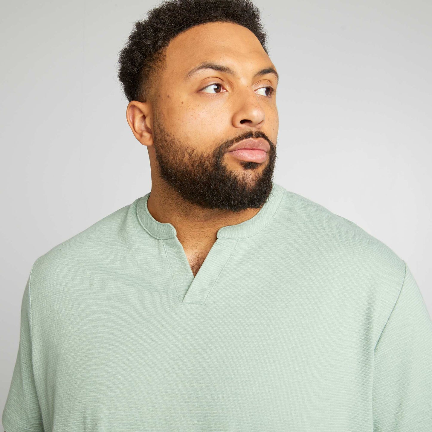 T-shirt col mao et ouverture V Vert
