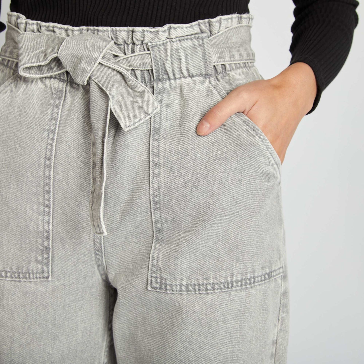 Pantalon denim mom avec ceinture nouer Gris clair