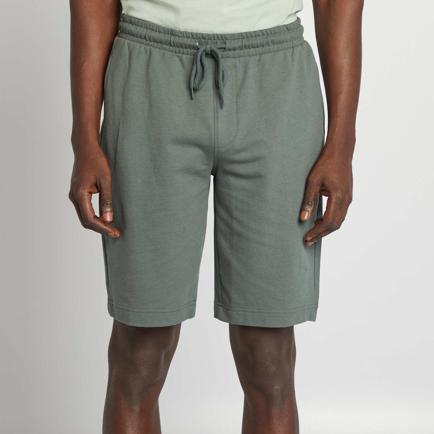 Short de sport style jogger VERT FONCé