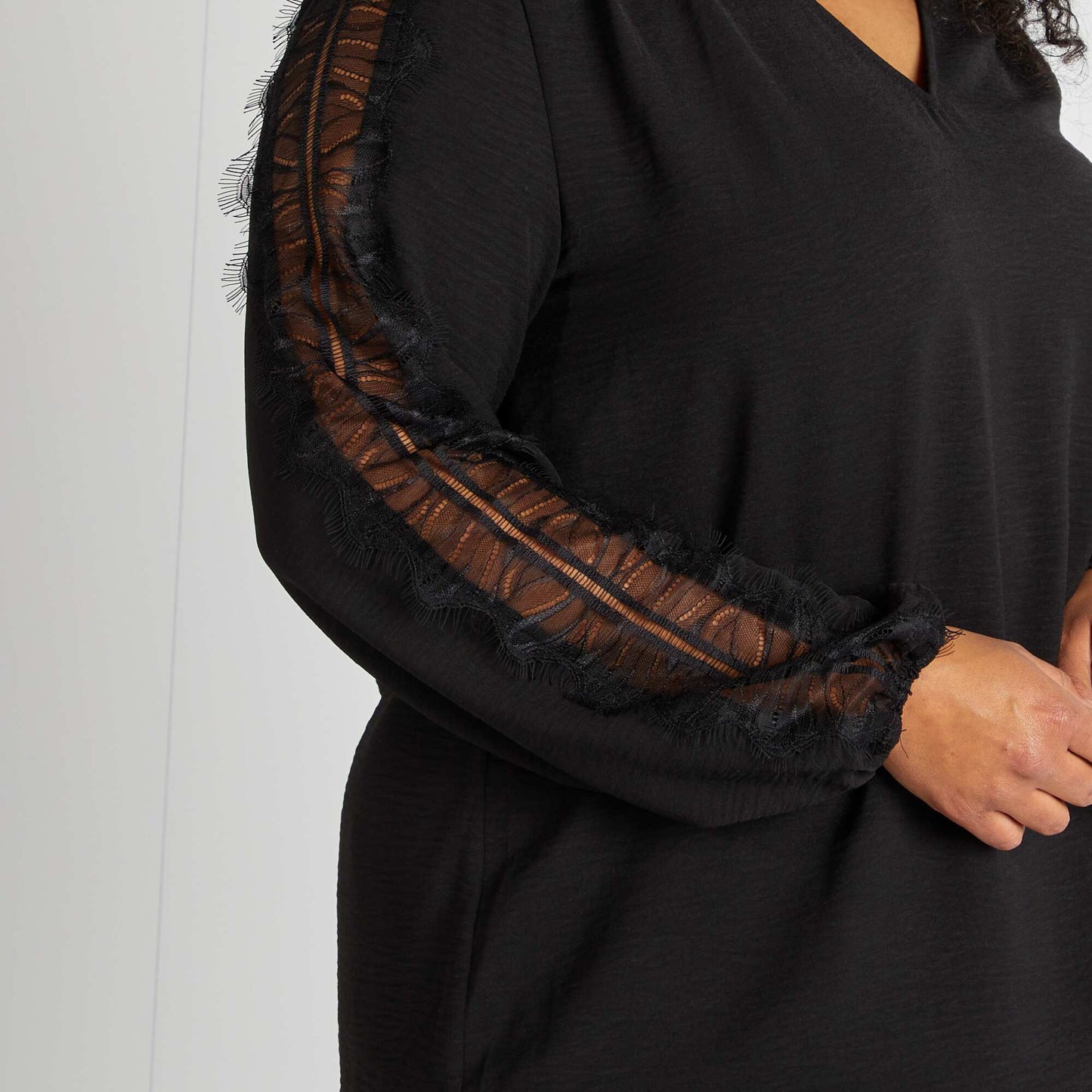 Blouse avec dentelles sur les manches noir