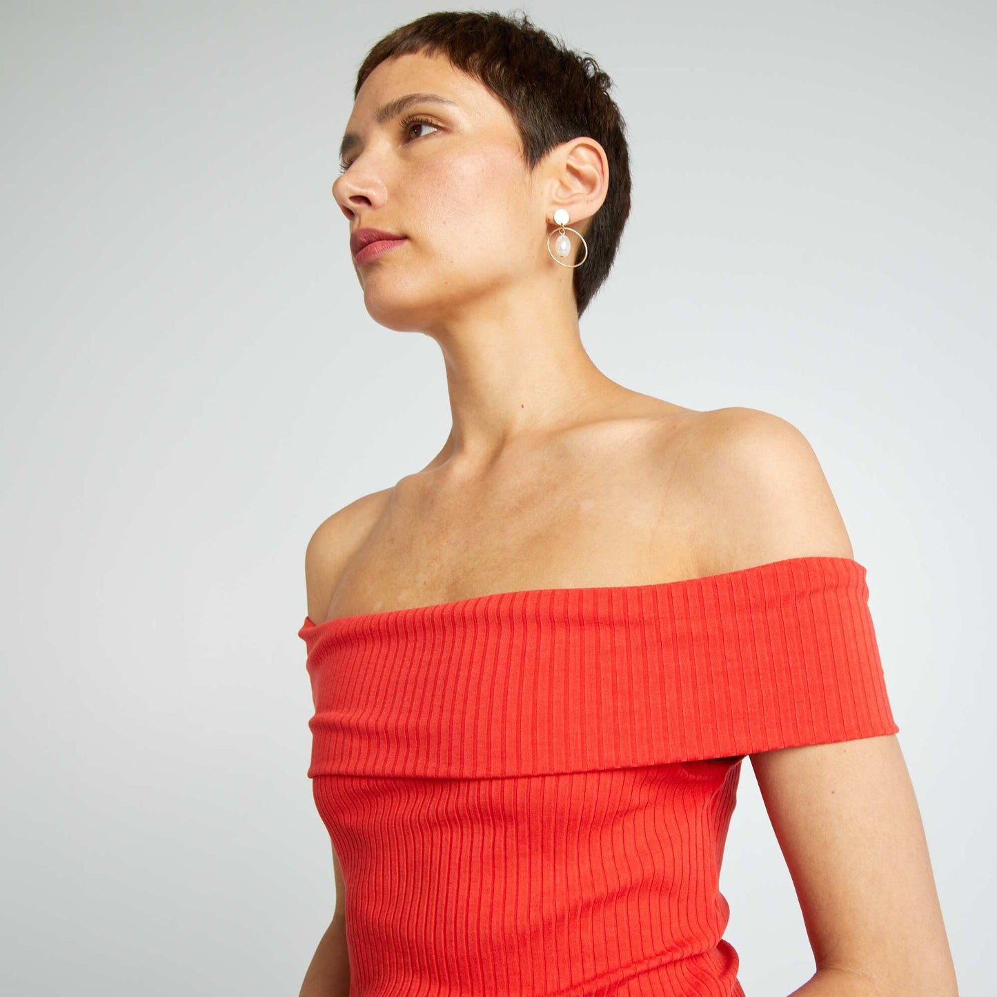 Robe moulante en maille c tel e et col bardot rouge