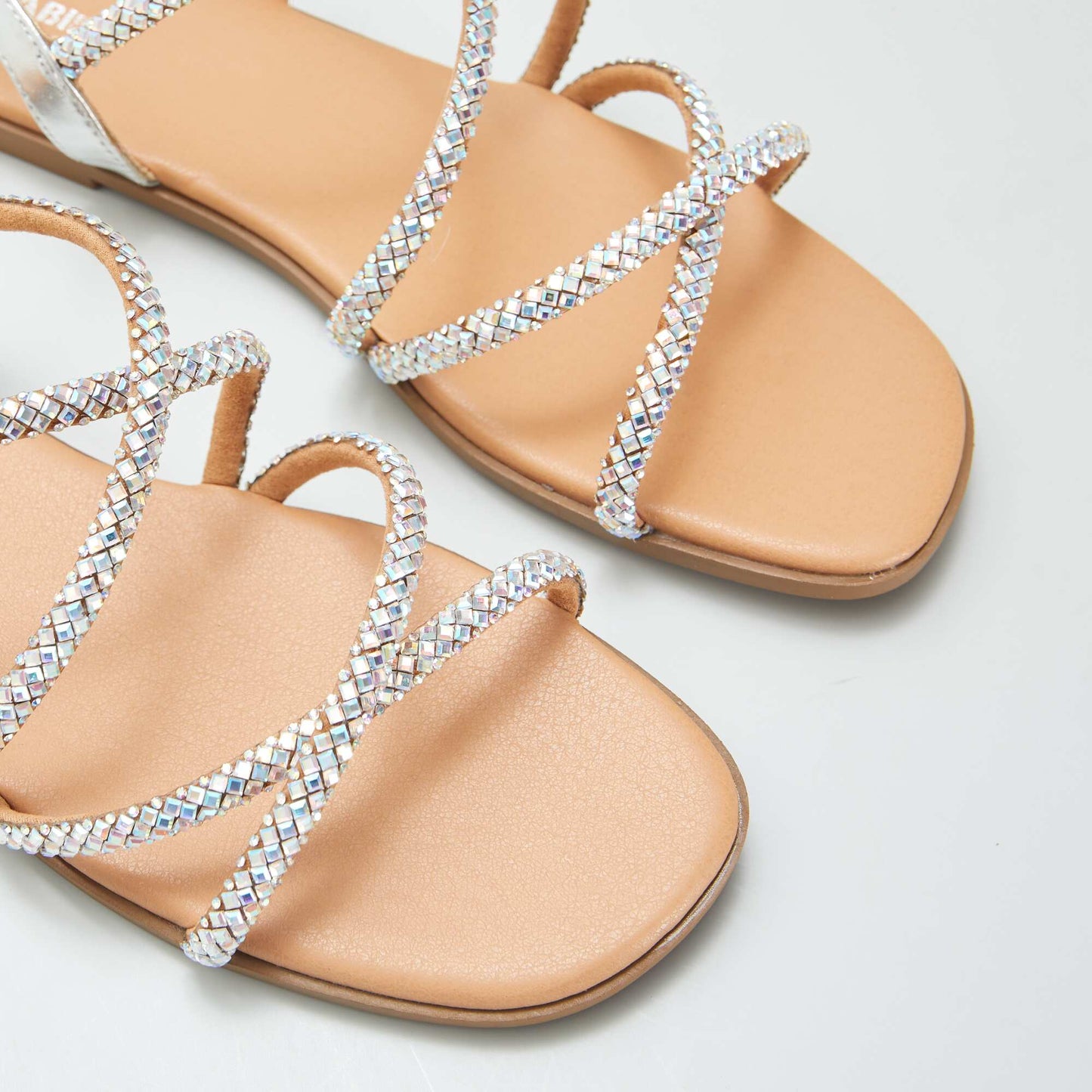 Sandales à brides croisées avec strass Gris