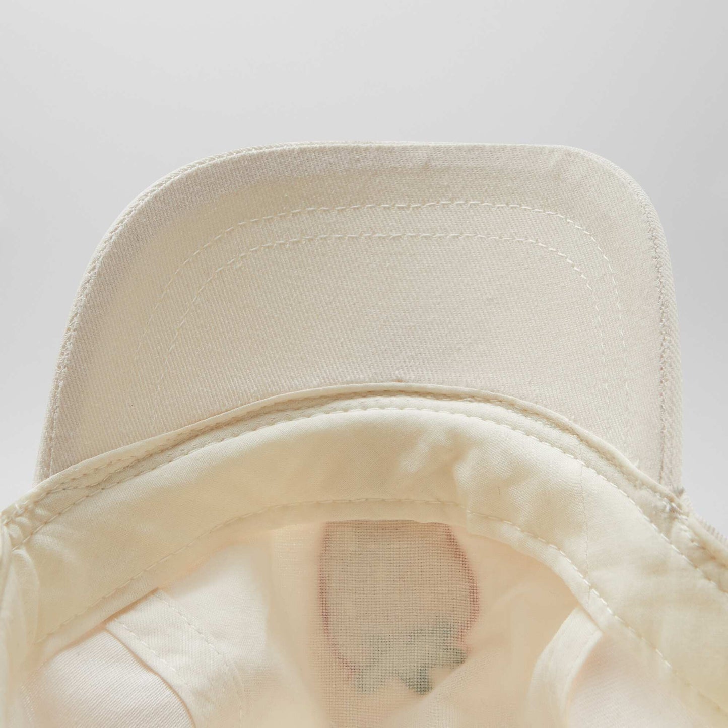 Casquette avec broderie 'fraise' BLANC