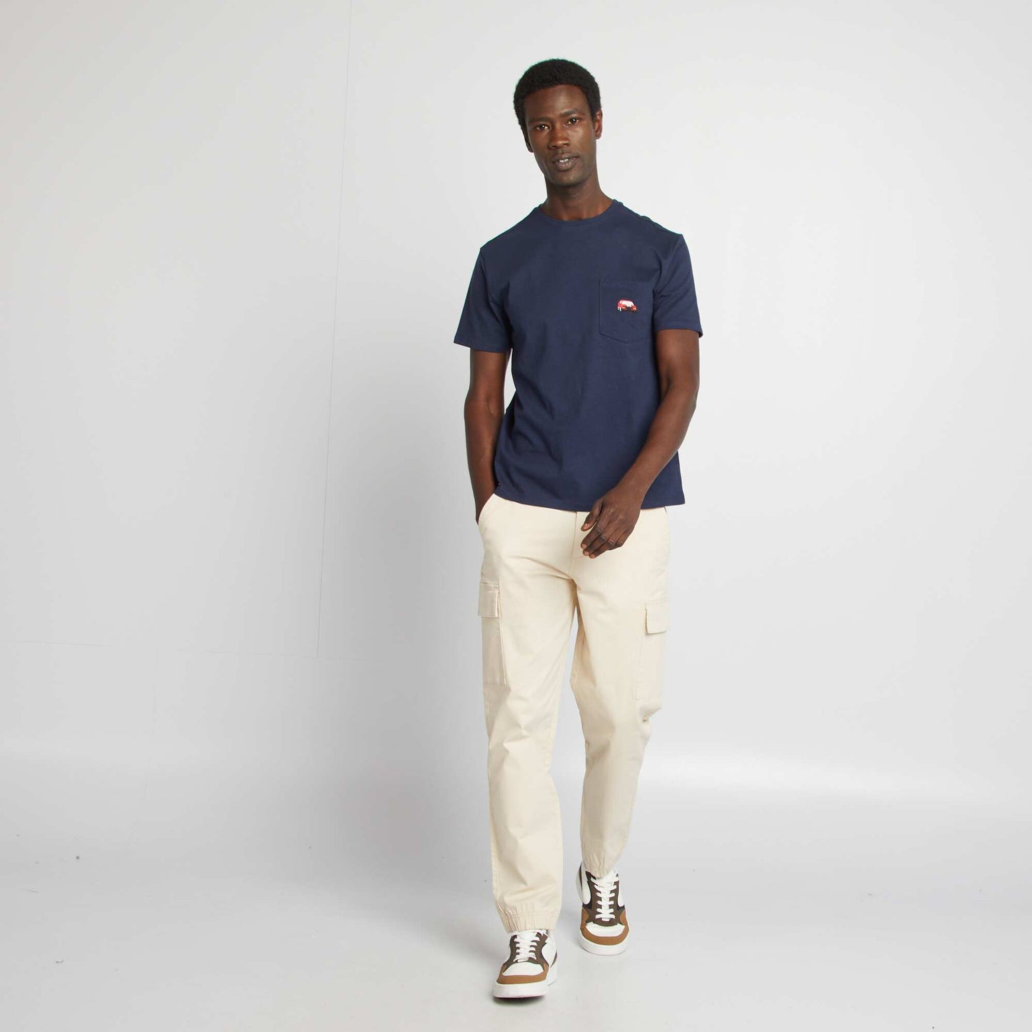 T-shirt manches courtes avec poche poitrine et broderie BLEU