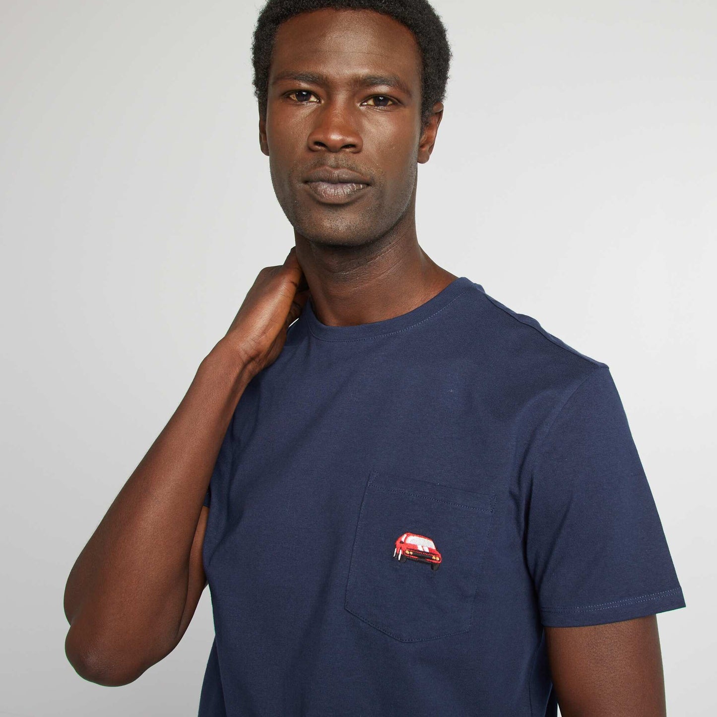 T-shirt manches courtes avec poche poitrine et broderie BLEU