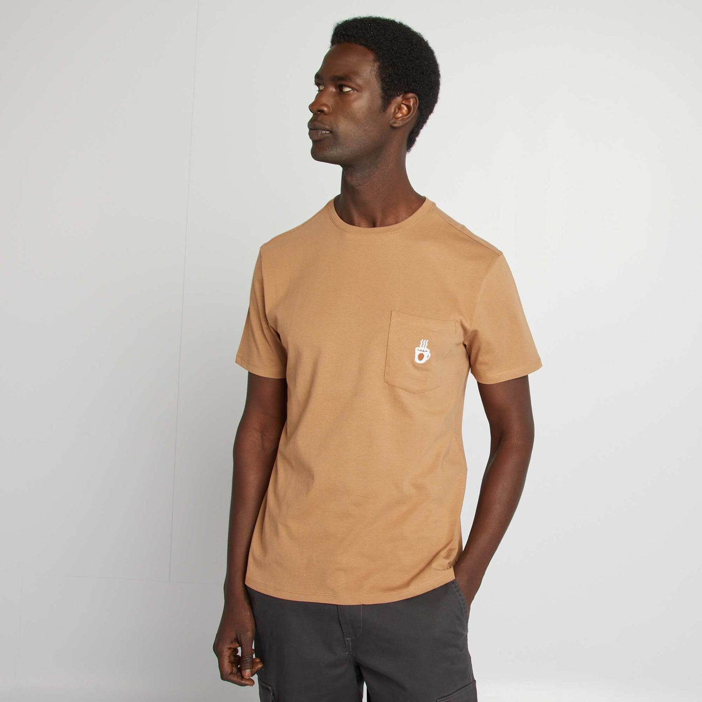T-shirt manches courtes avec poche poitrine et broderie MARRON