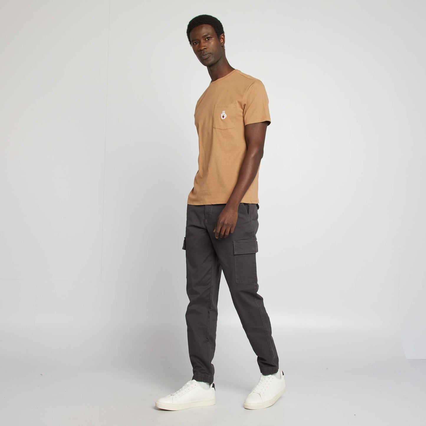 T-shirt manches courtes avec poche poitrine et broderie MARRON