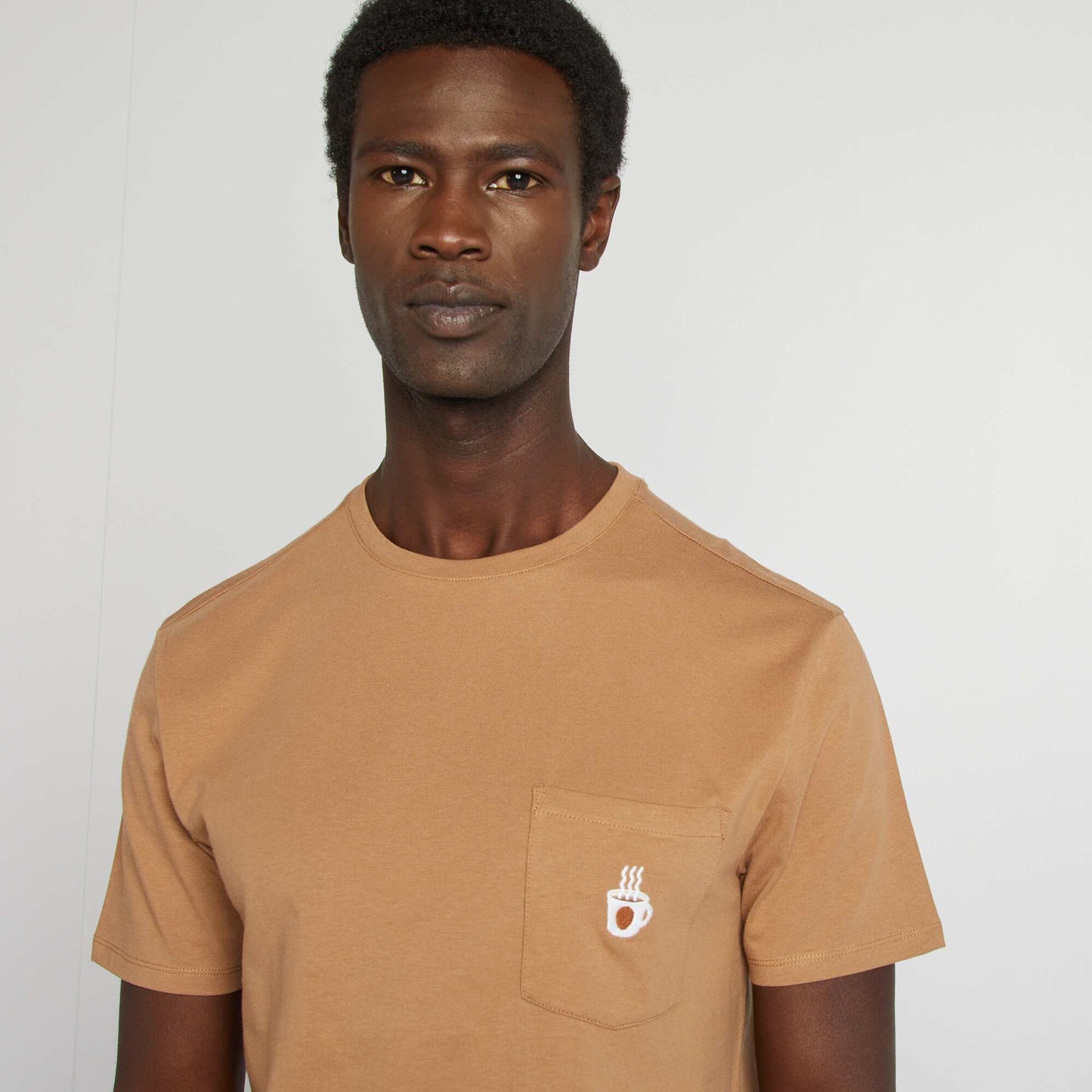 T-shirt manches courtes avec poche poitrine et broderie MARRON