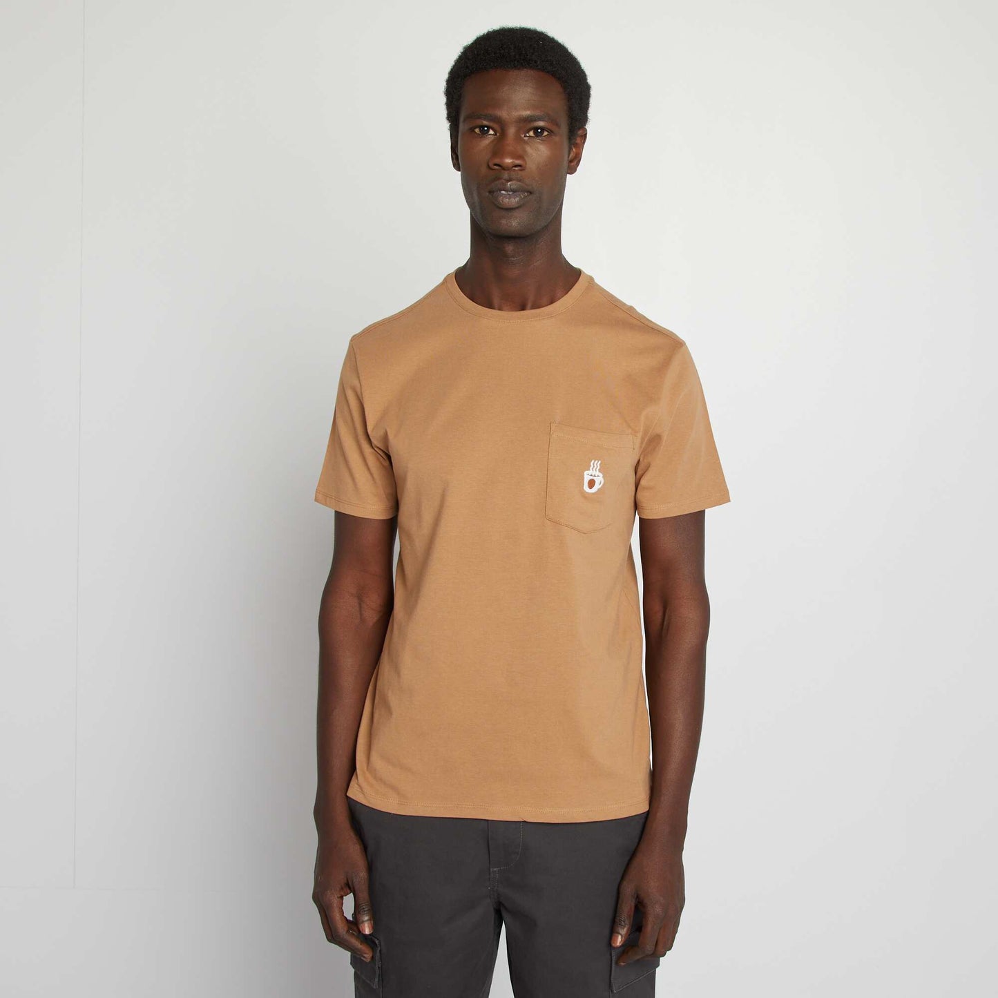 T-shirt manches courtes avec poche poitrine et broderie MARRON