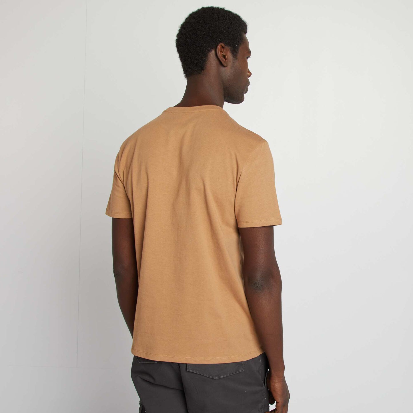 T-shirt manches courtes avec poche poitrine et broderie MARRON