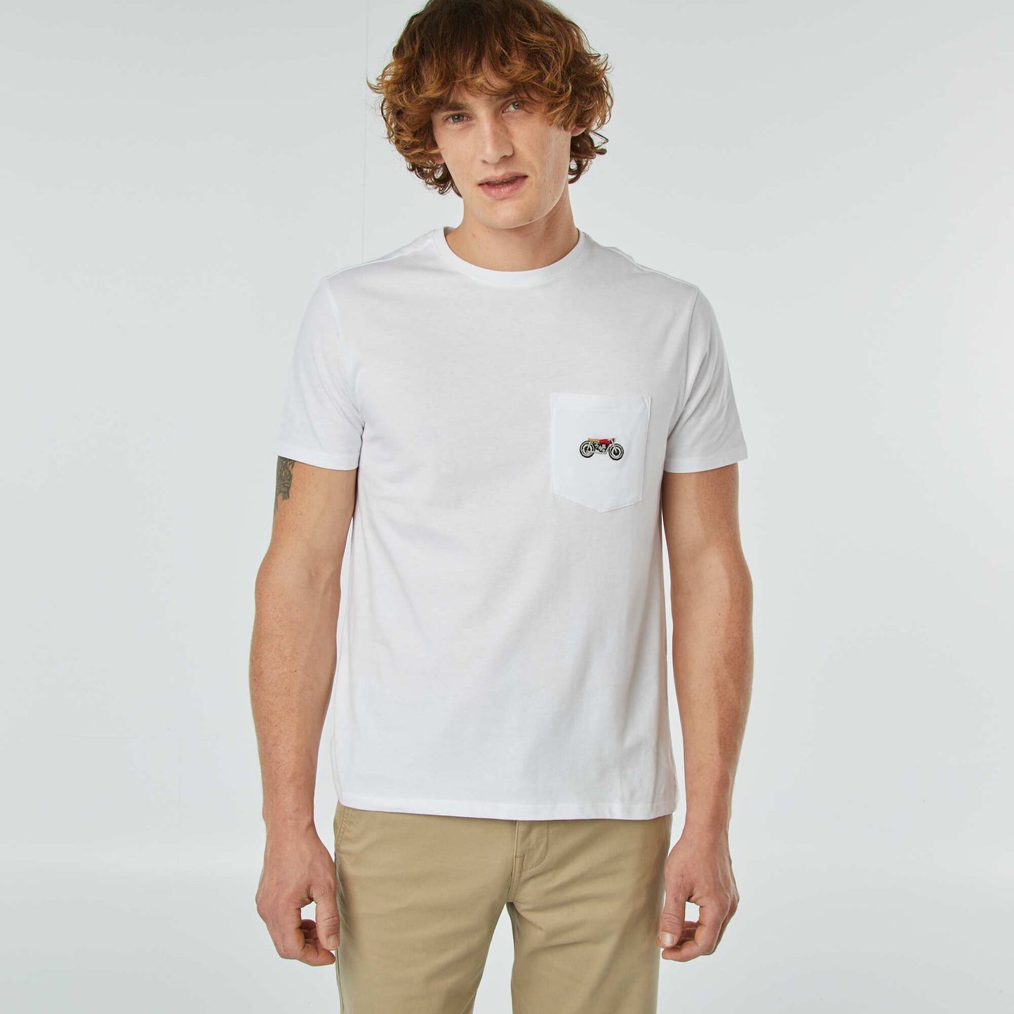 T-shirt manches courtes avec poche poitrine et broderie BLANC