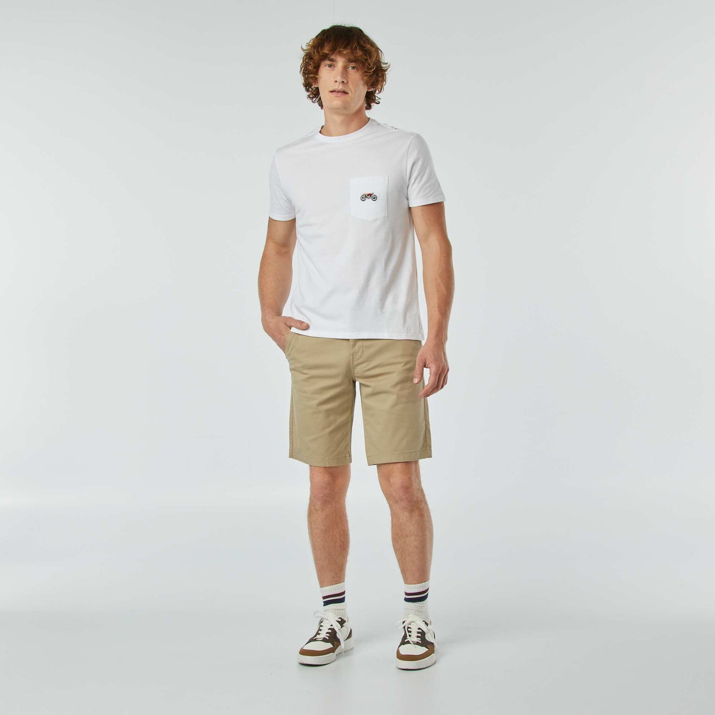 T-shirt manches courtes avec poche poitrine et broderie BLANC