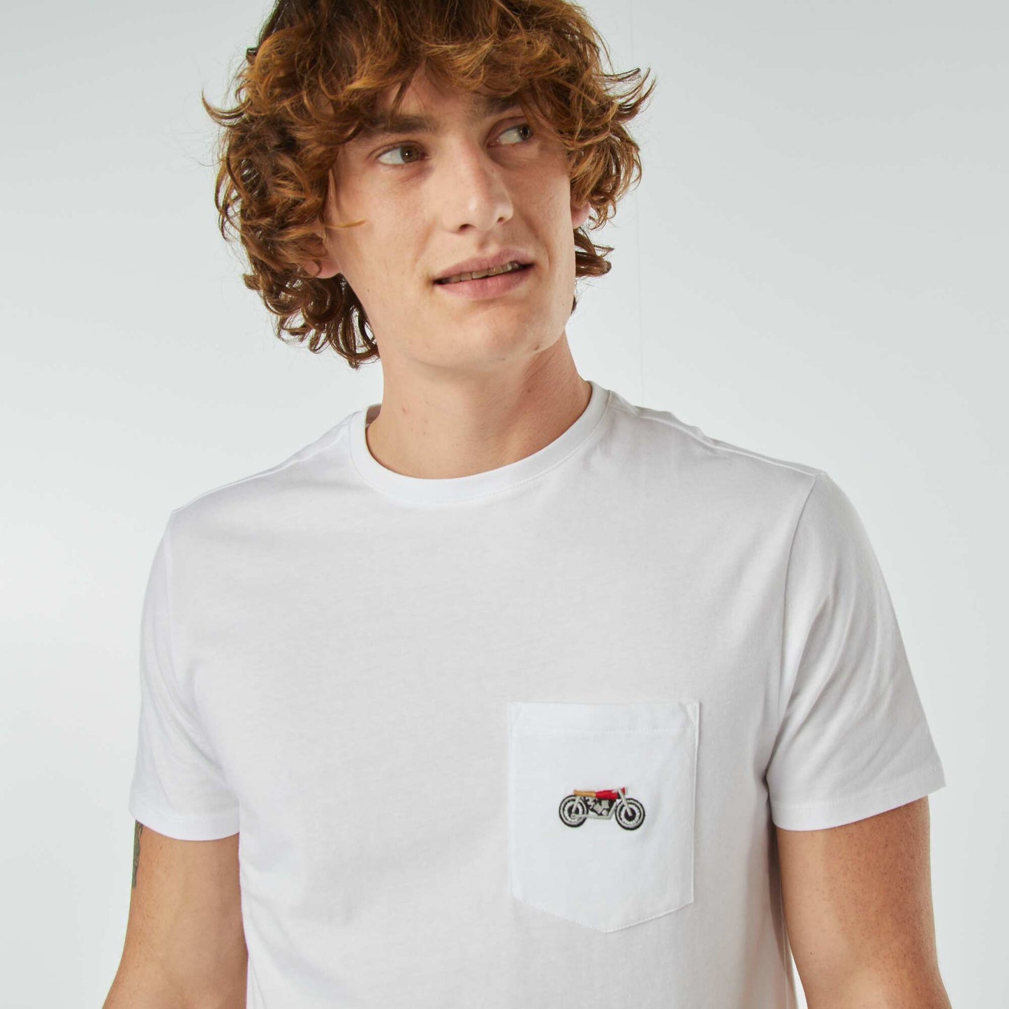 T-shirt manches courtes avec poche poitrine et broderie BLANC