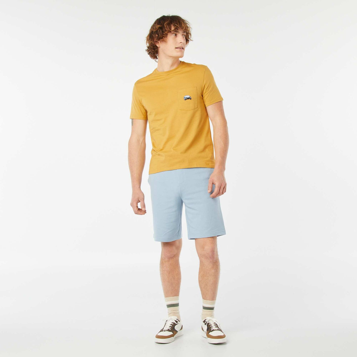 T-shirt manches courtes avec poche poitrine et broderie JAUNE