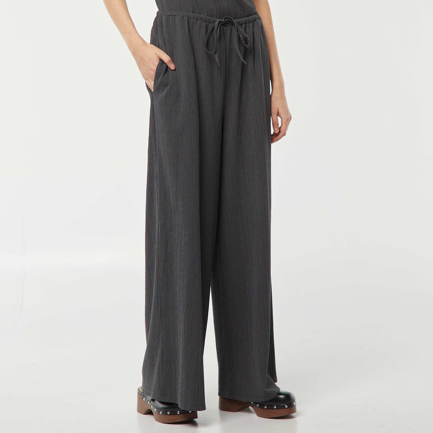 Pantalon large en maille plissée GRIS