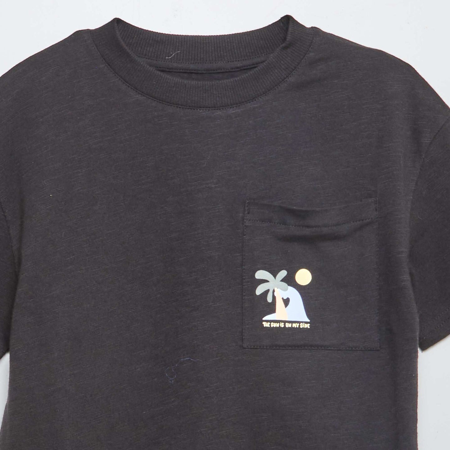T-shirt à manches courtes avec poche poitrine et imprimés NOIR