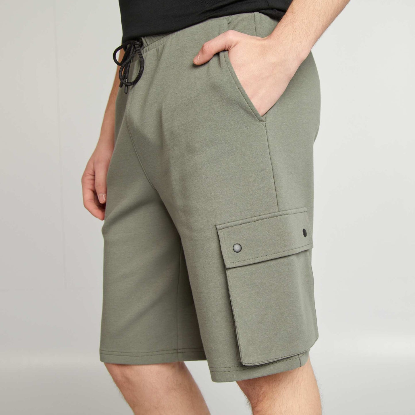 Short en molleton léger avec poches à rabats VERT