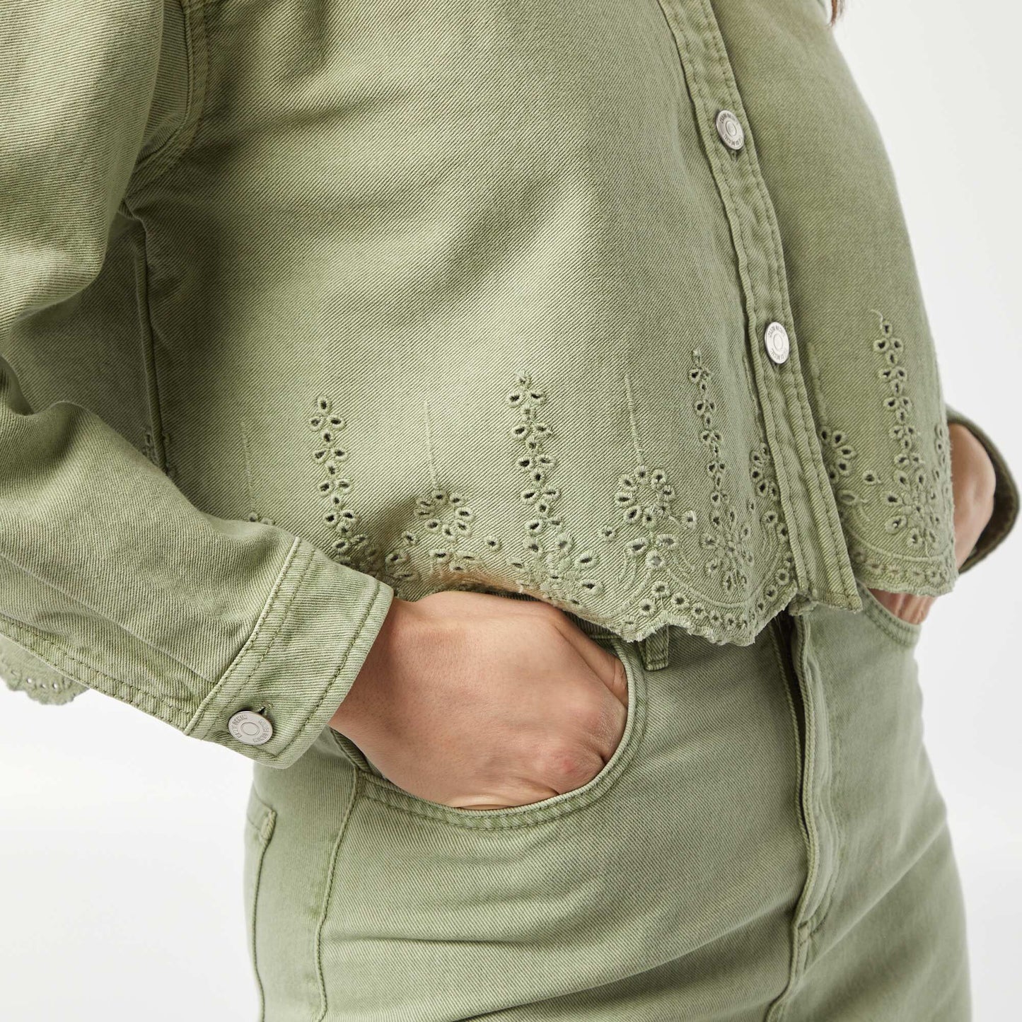 Veste en denim avec broderies VERT