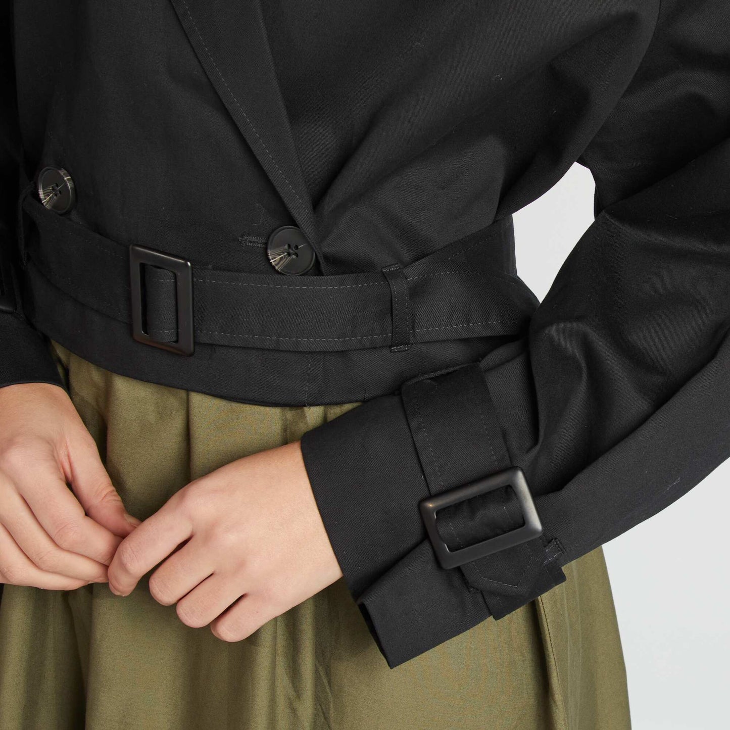 Trench court déperlant avec emmanchures raglan NOIR