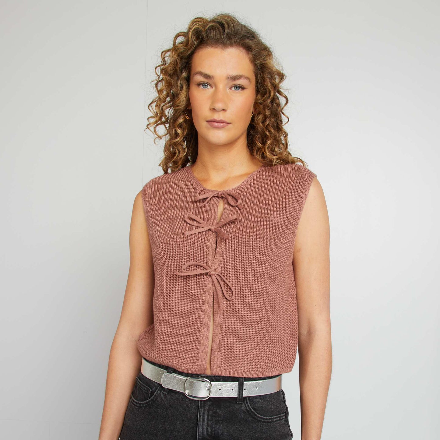 Gilet sans manches avec liens à nouer MARRON