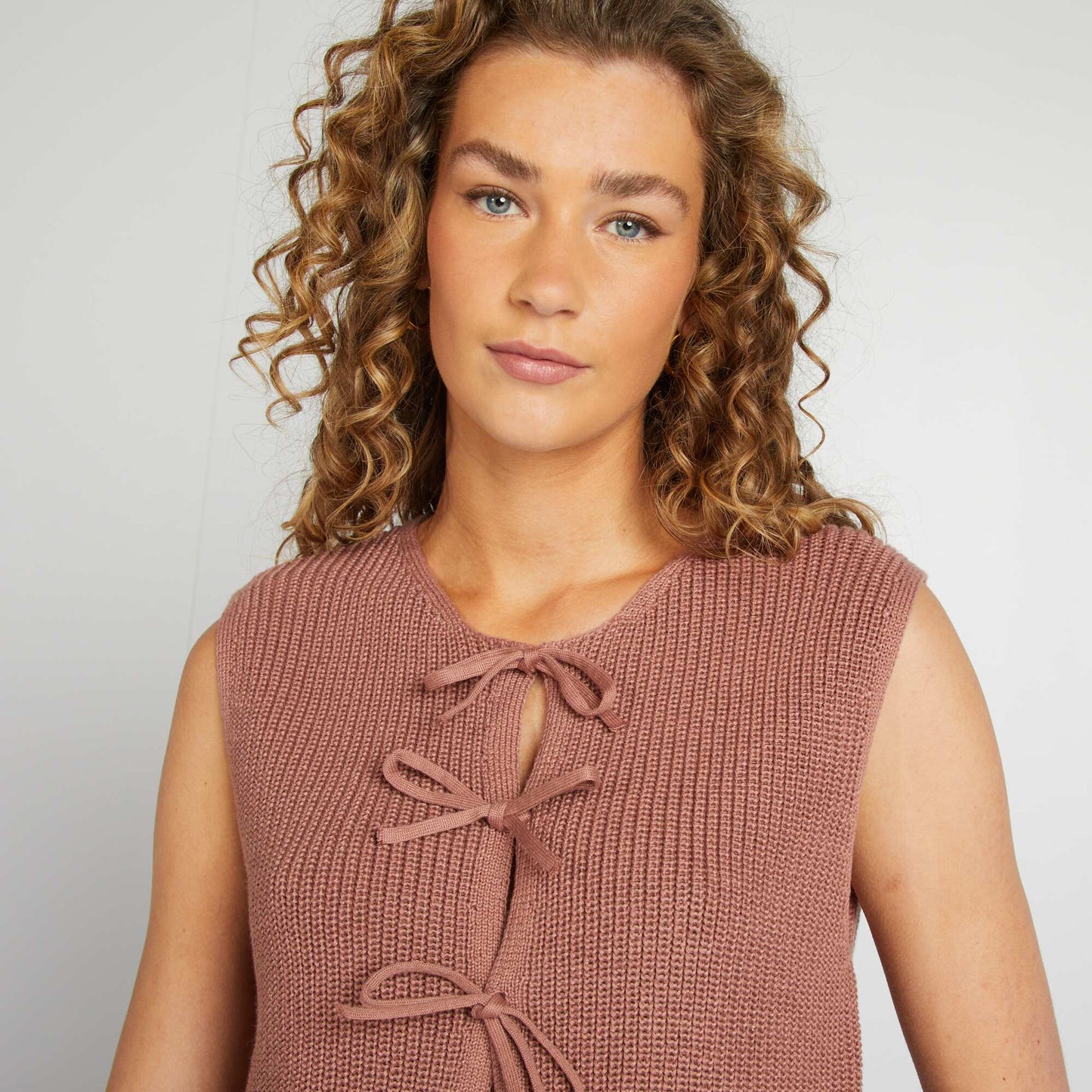 Gilet sans manches avec liens à nouer MARRON