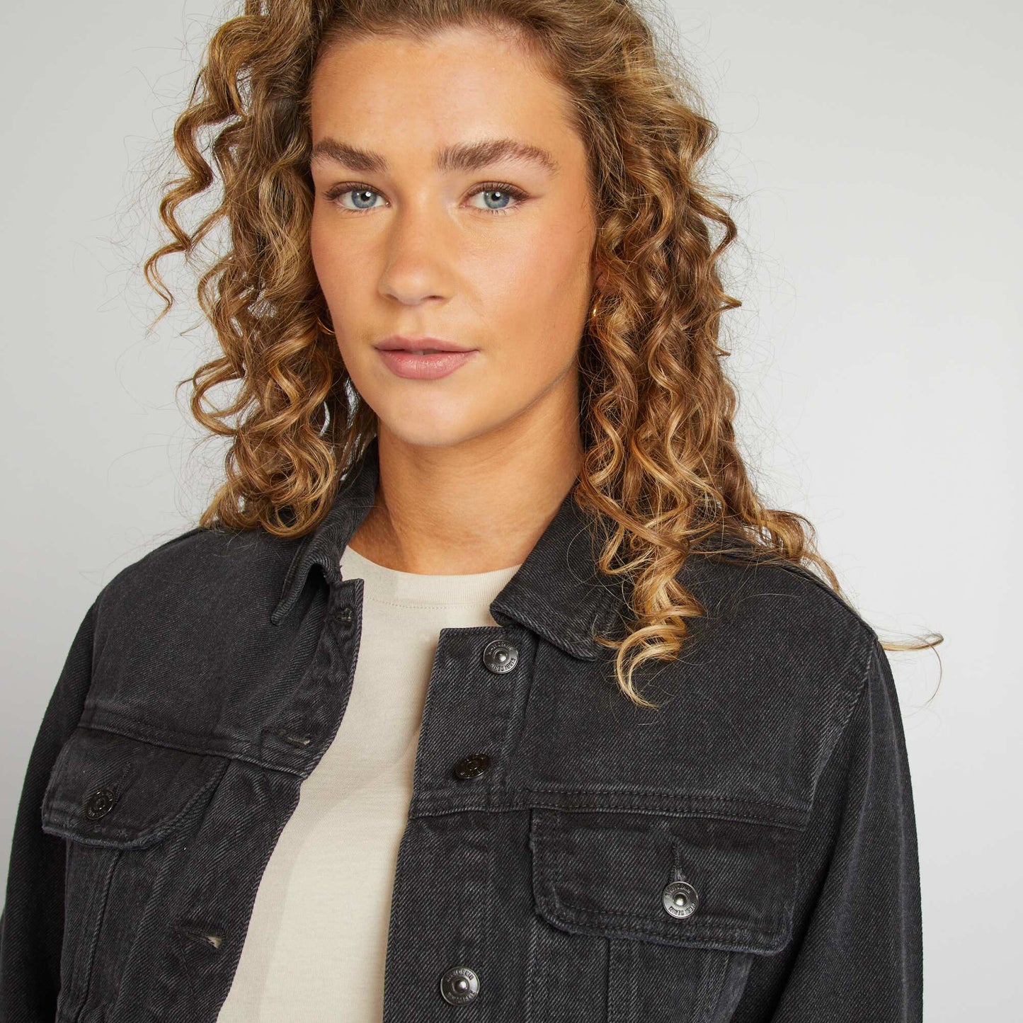Veste en jean à manches longues avec poches poitrines à rabats GRIS