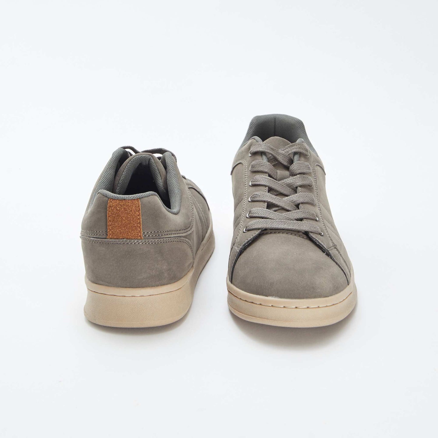 Baskets basses en suédine avec lacets GRIS