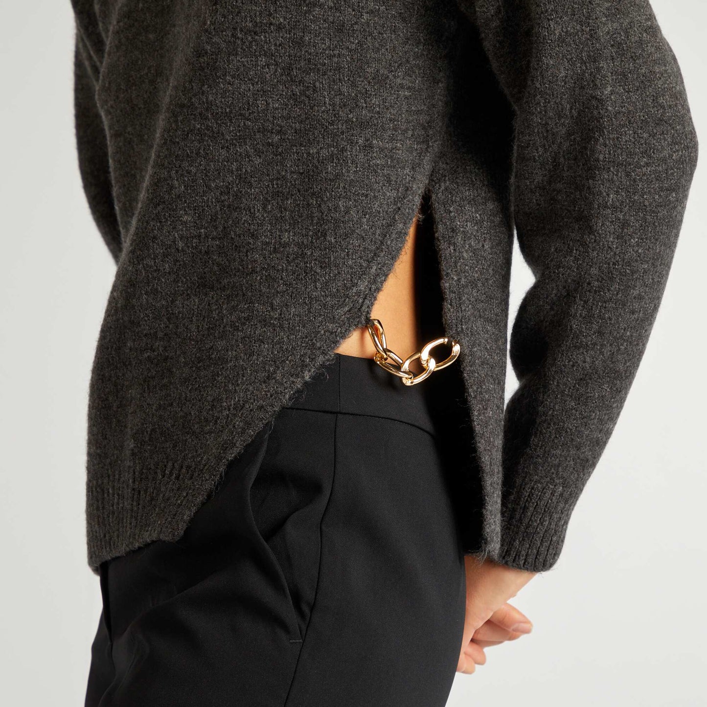 Pull en maille tricot avec chaine dorée fantaisie Gris