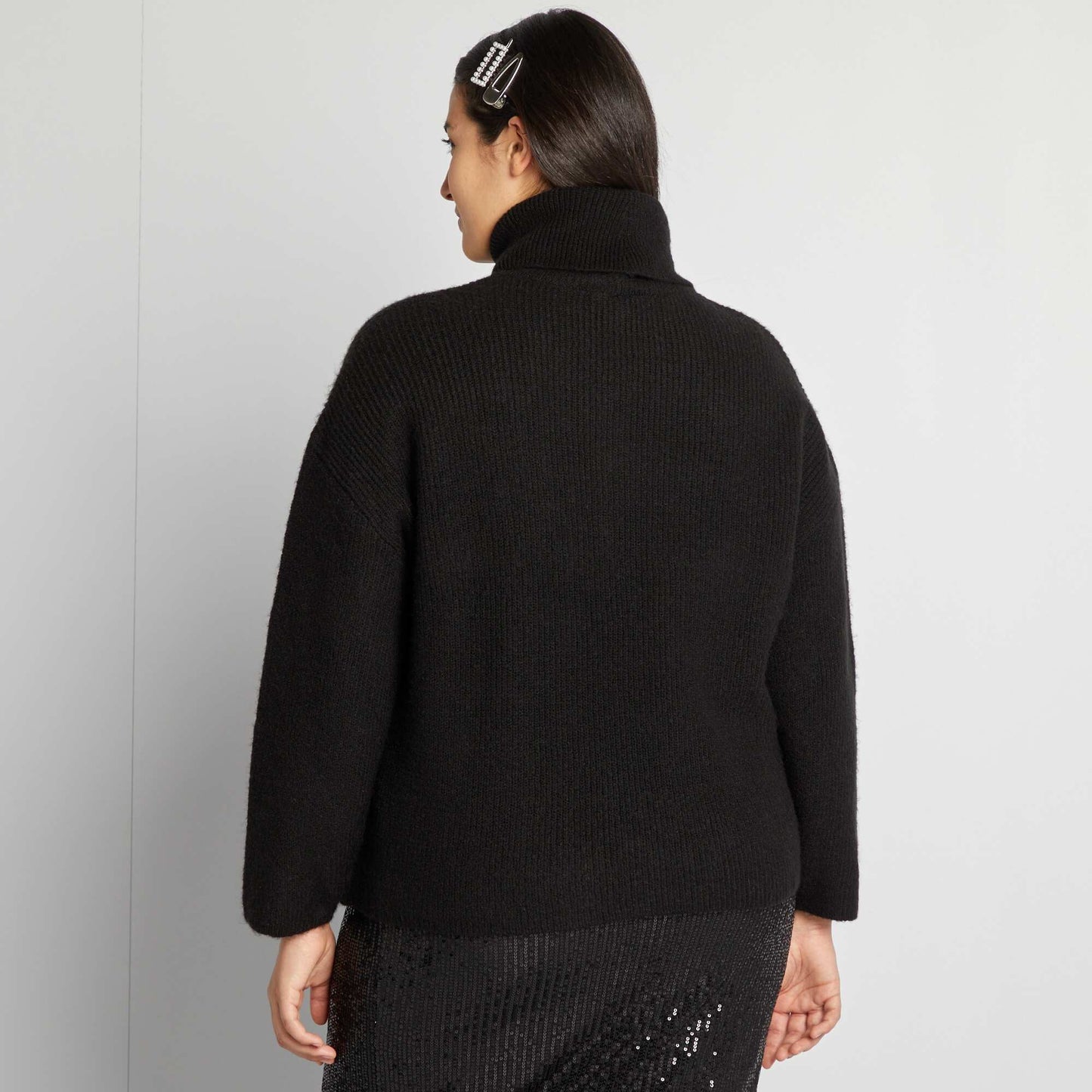 Pull col roulé en maille tricot avec perles fantaisies noir