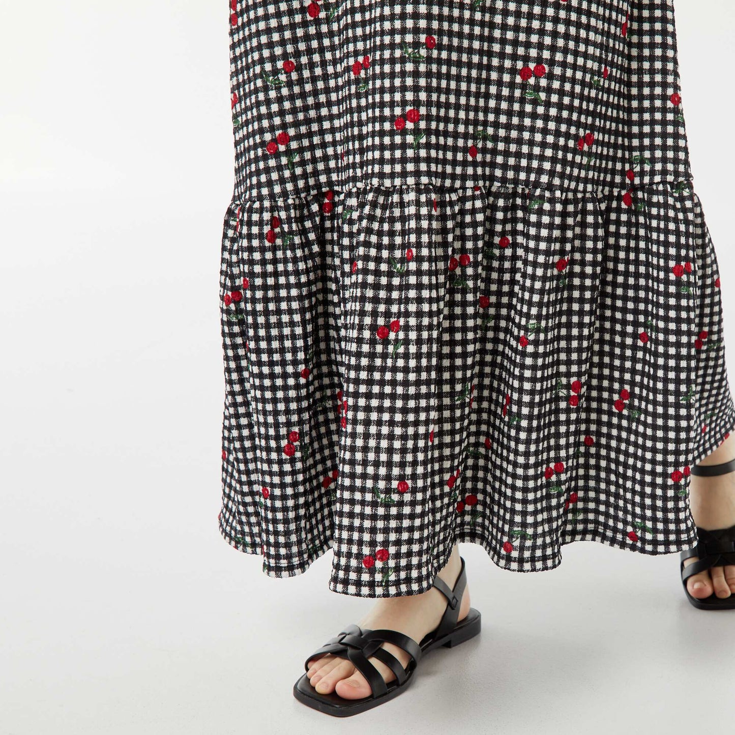 Robe longue à fines bretelles en matière gaufrée NOIR