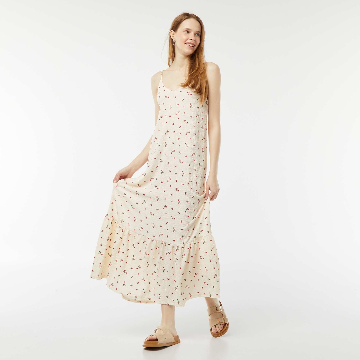 Robe longue à fines bretelles en matière gaufrée BEIGE