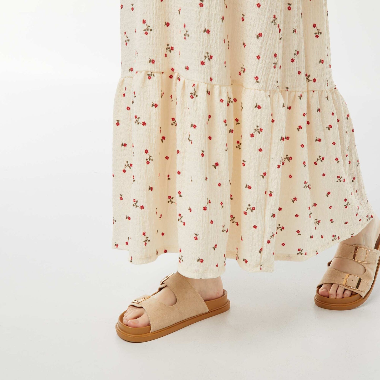 Robe longue à fines bretelles en matière gaufrée BEIGE