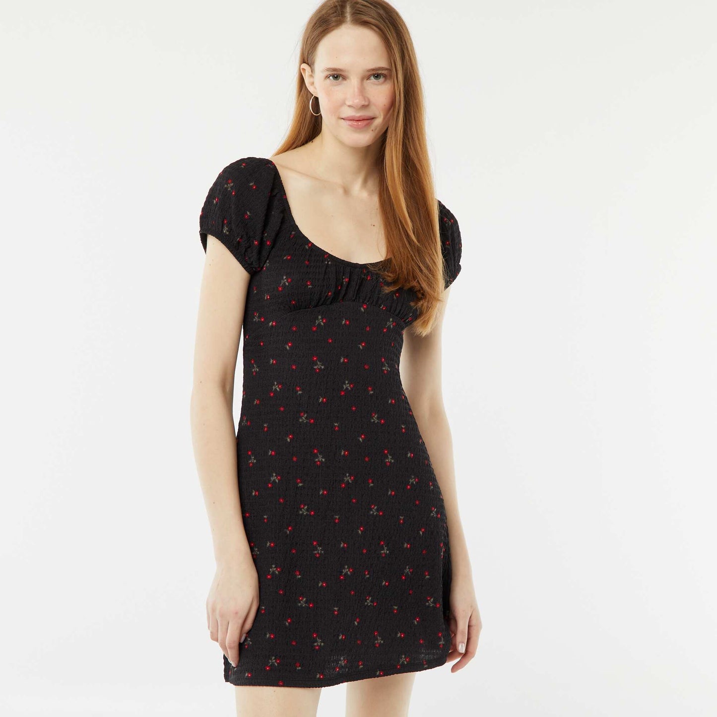 Robe courte en matière gaufrée à manches courtes NOIR
