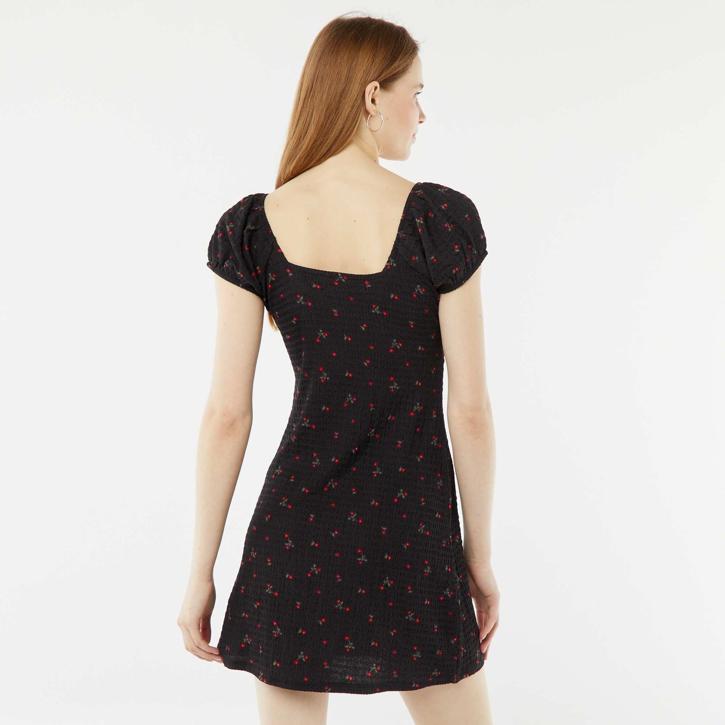 Robe courte en matière gaufrée à manches courtes NOIR