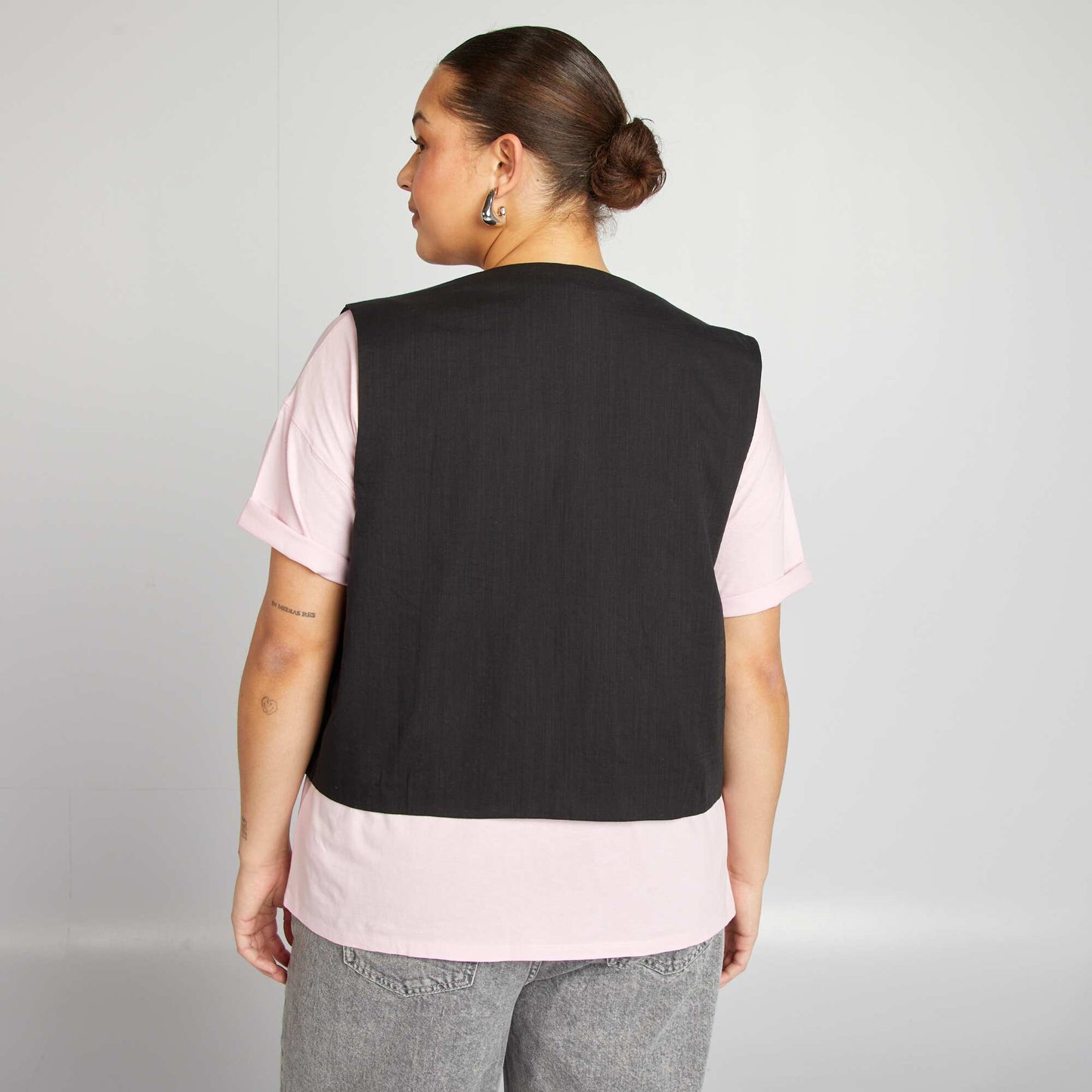 Veste courte sans manches avec studs NOIR
