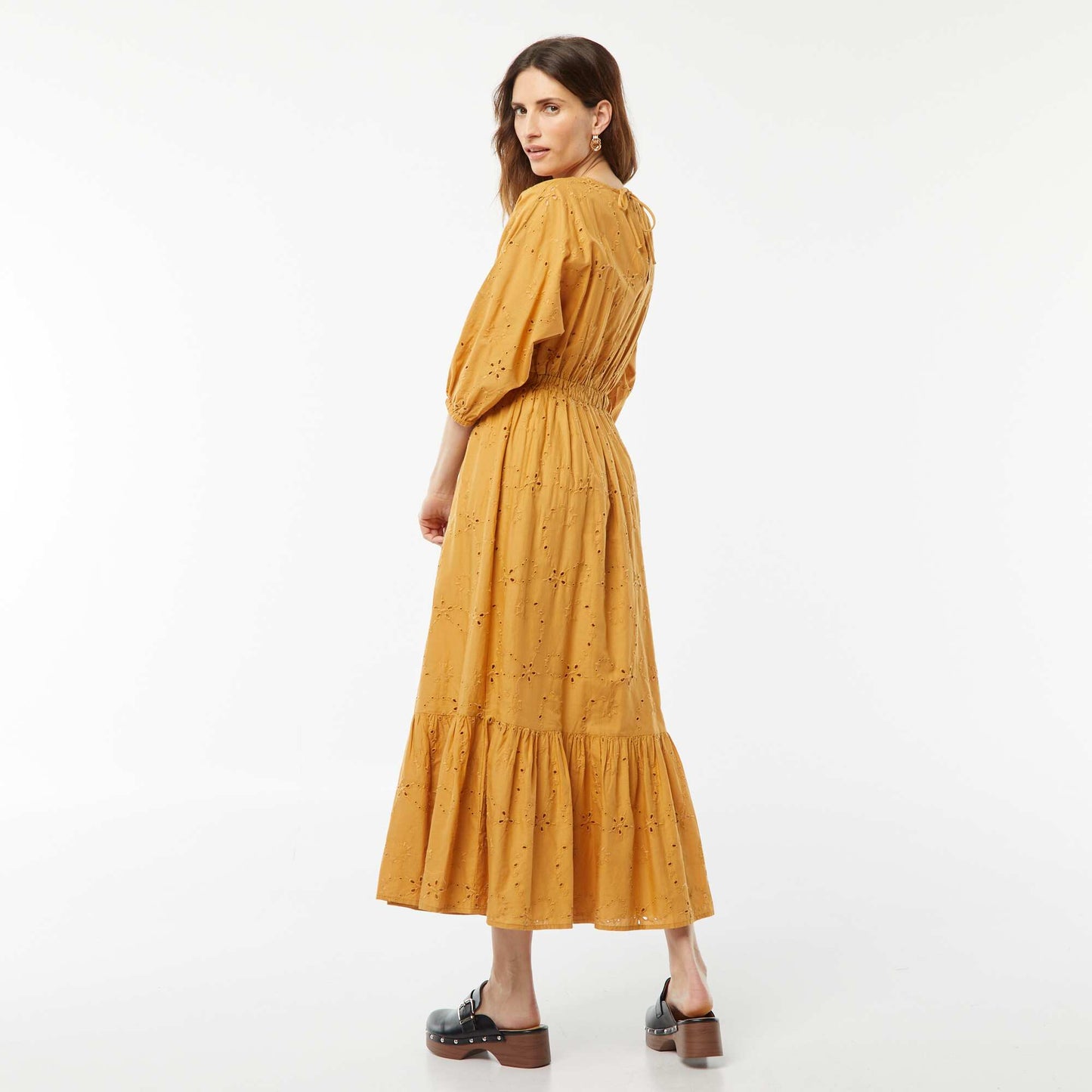 Robe longue avec broderie anglaise et volant à la base BEIGE