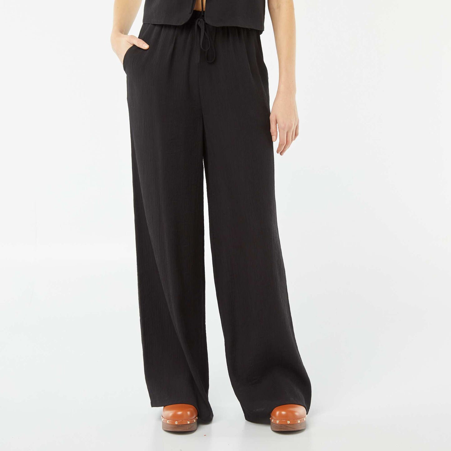 Pantalon large en matière crêpée avec 2 poches NOIR