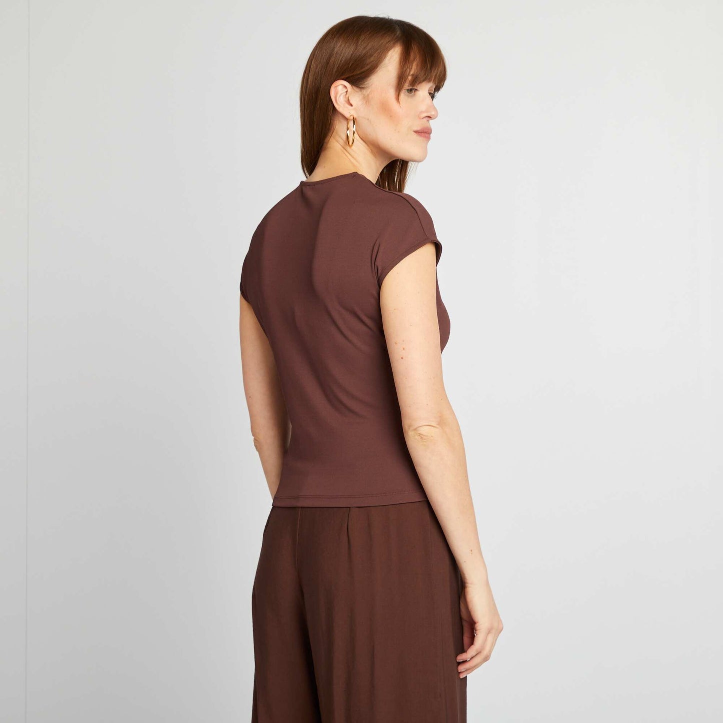 T-shirt satiné avec boucle métallique au col MARRON