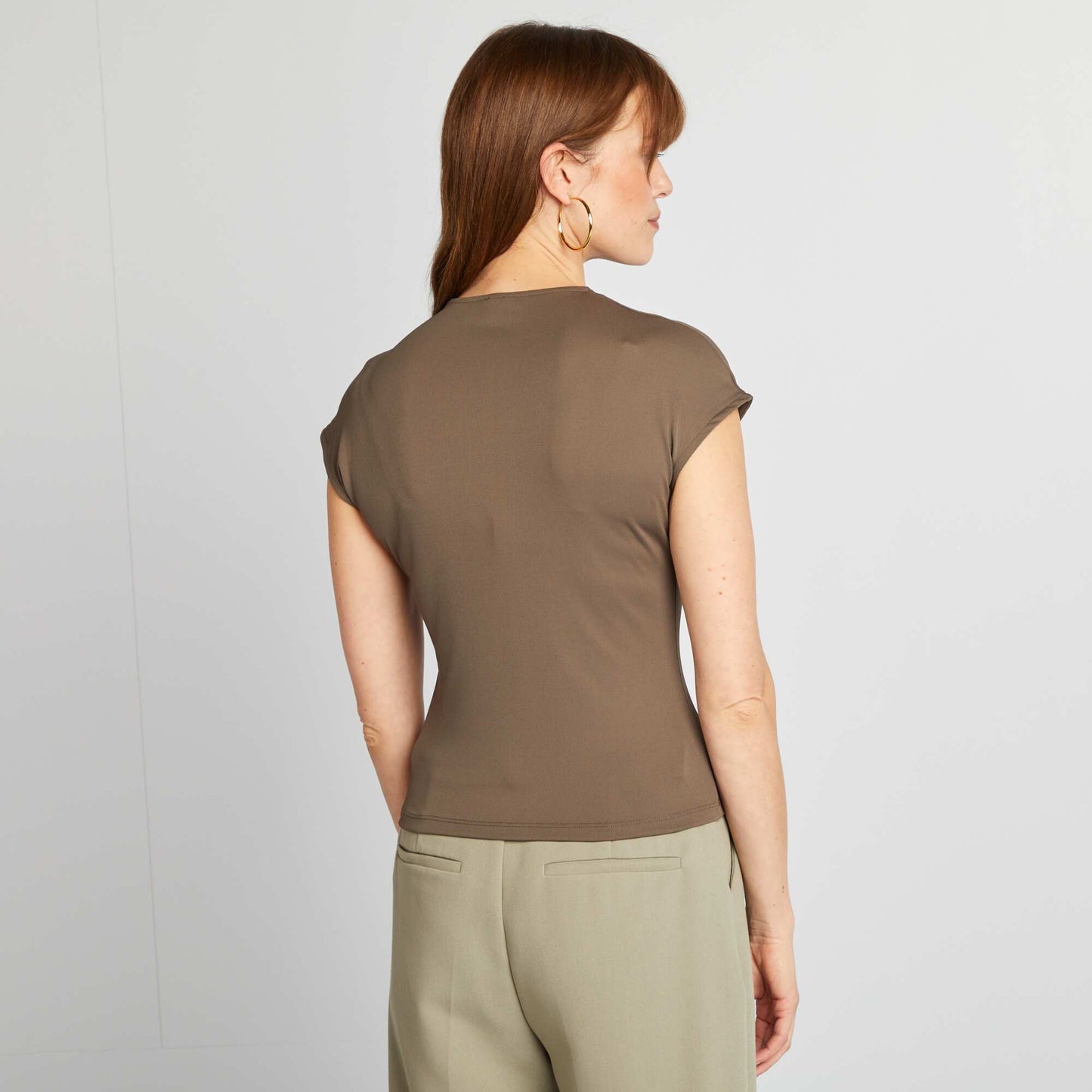 T-shirt satiné avec boucle métallique au col KAKI