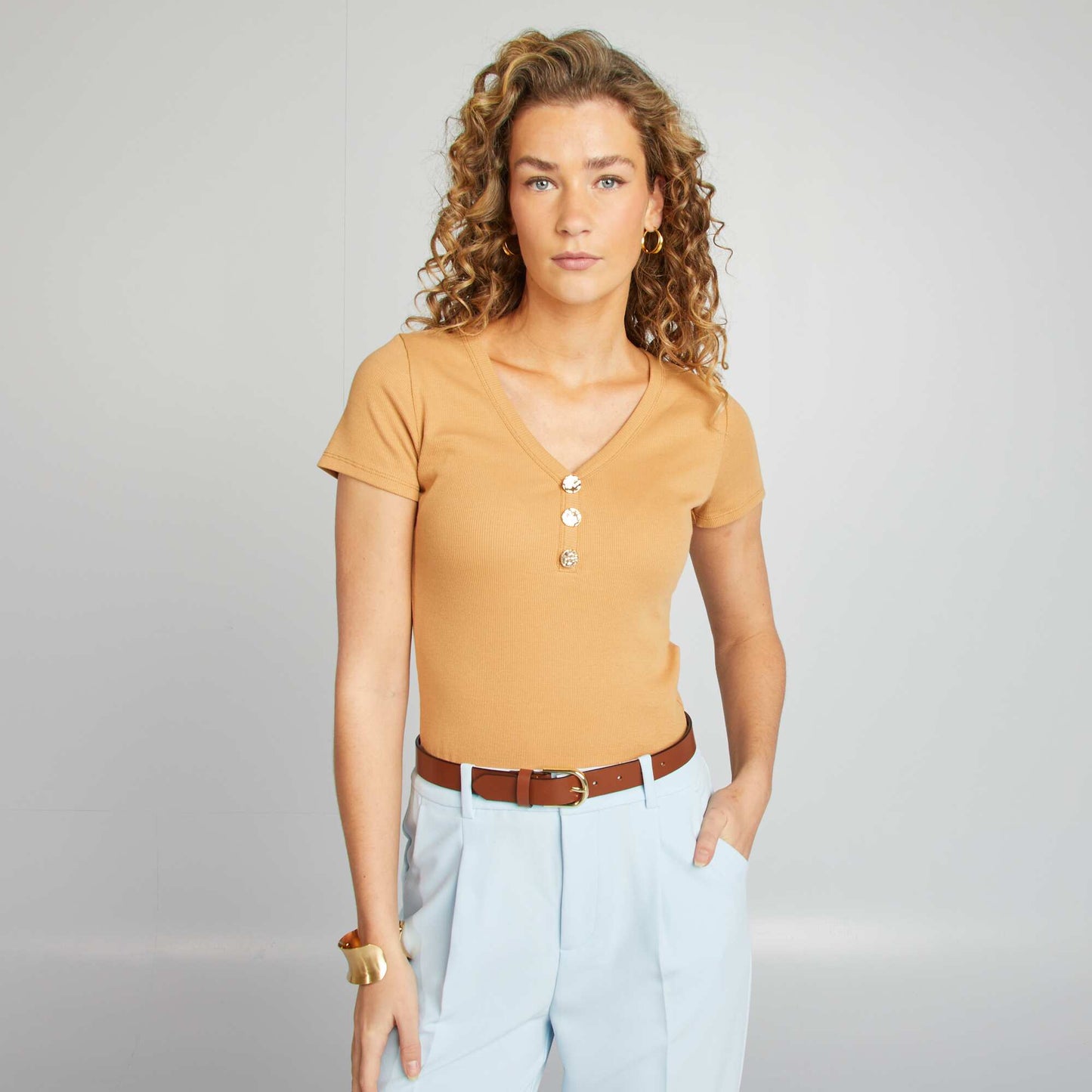 T-shirt côtelé avec boutons fantaisies BEIGE