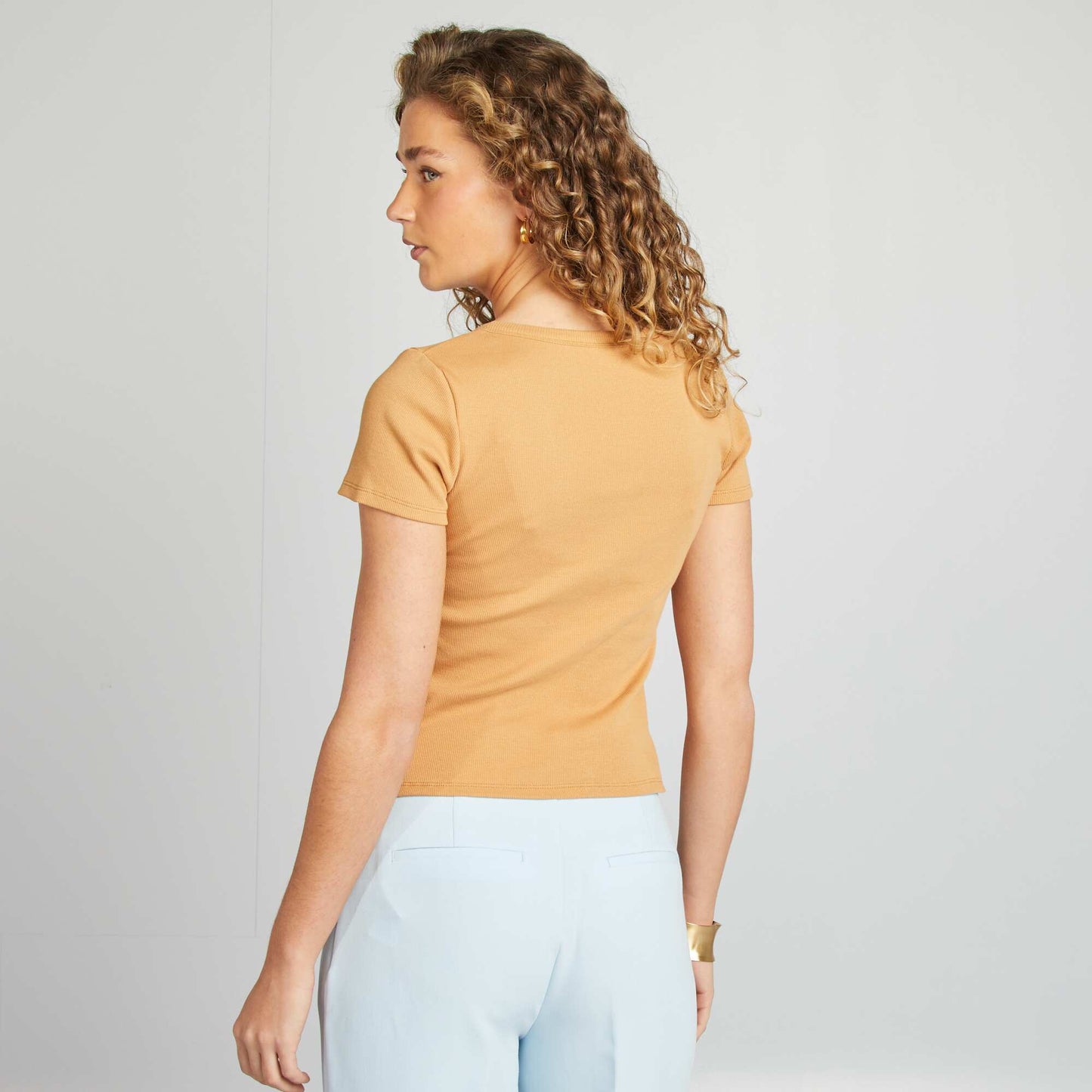 T-shirt côtelé avec boutons fantaisies BEIGE