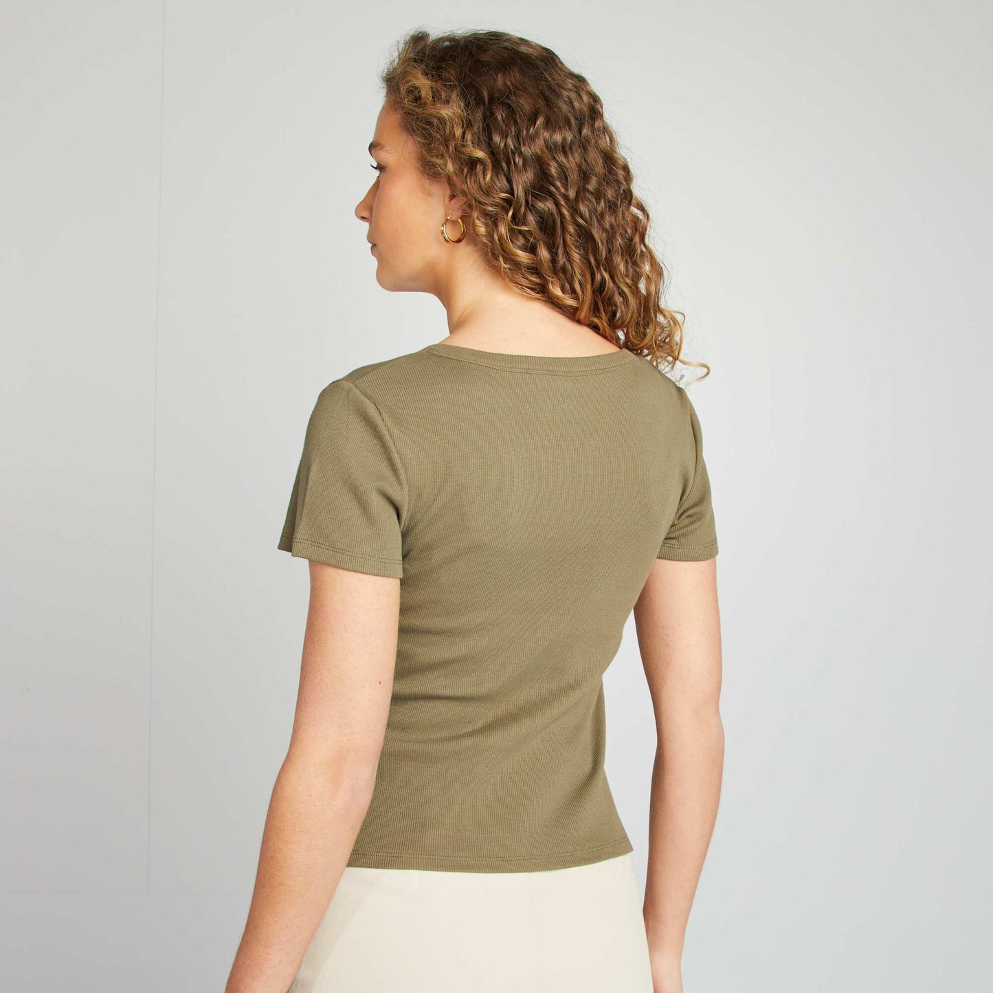 T-shirt côtelé avec boutons fantaisies KAKI