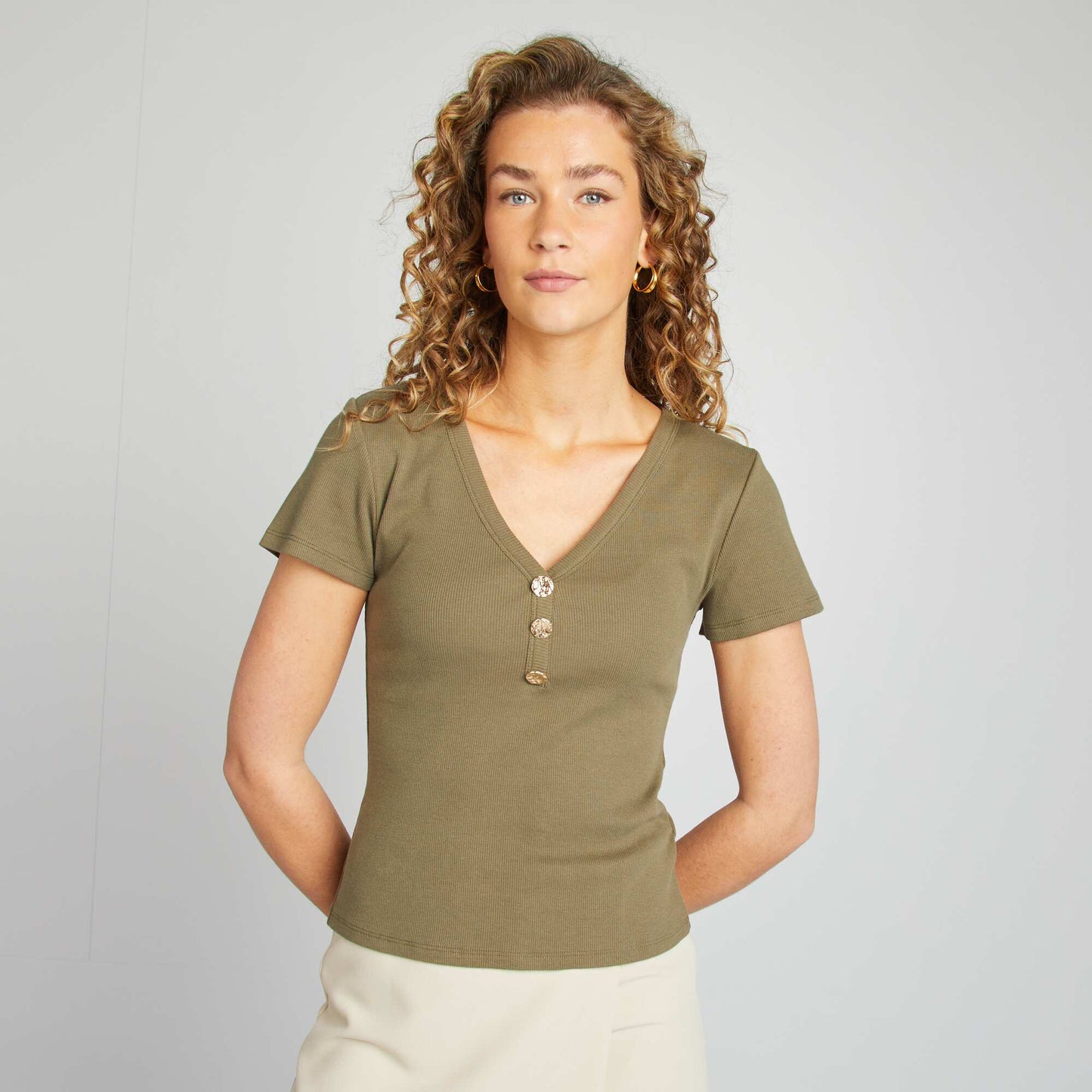 T-shirt côtelé avec boutons fantaisies KAKI