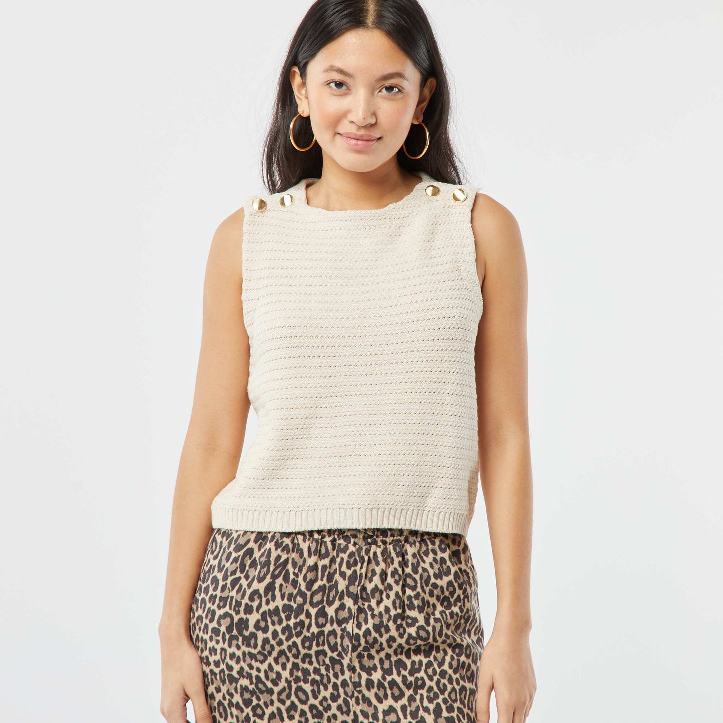 Pull en crochet sans manches avec boutons dorés aux épaules BEIGE